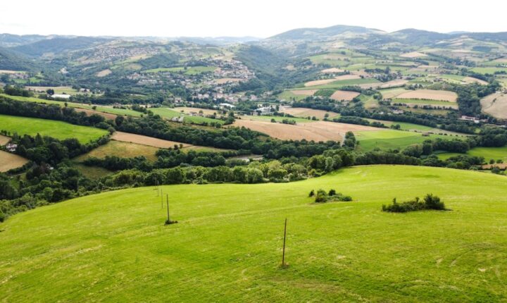 Vista aérea de área rural verde, imagem meramente ilustrativa sobre turismo rural e economia no campo