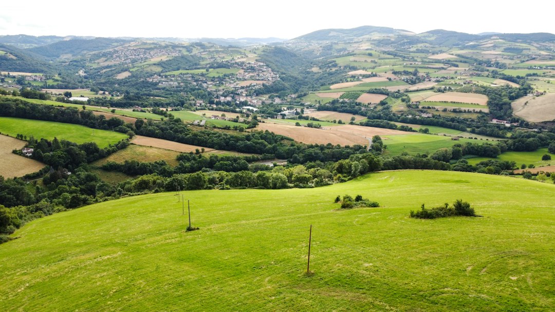 Vista aérea de área rural verde, imagem meramente ilustrativa sobre turismo rural e economia no campo
